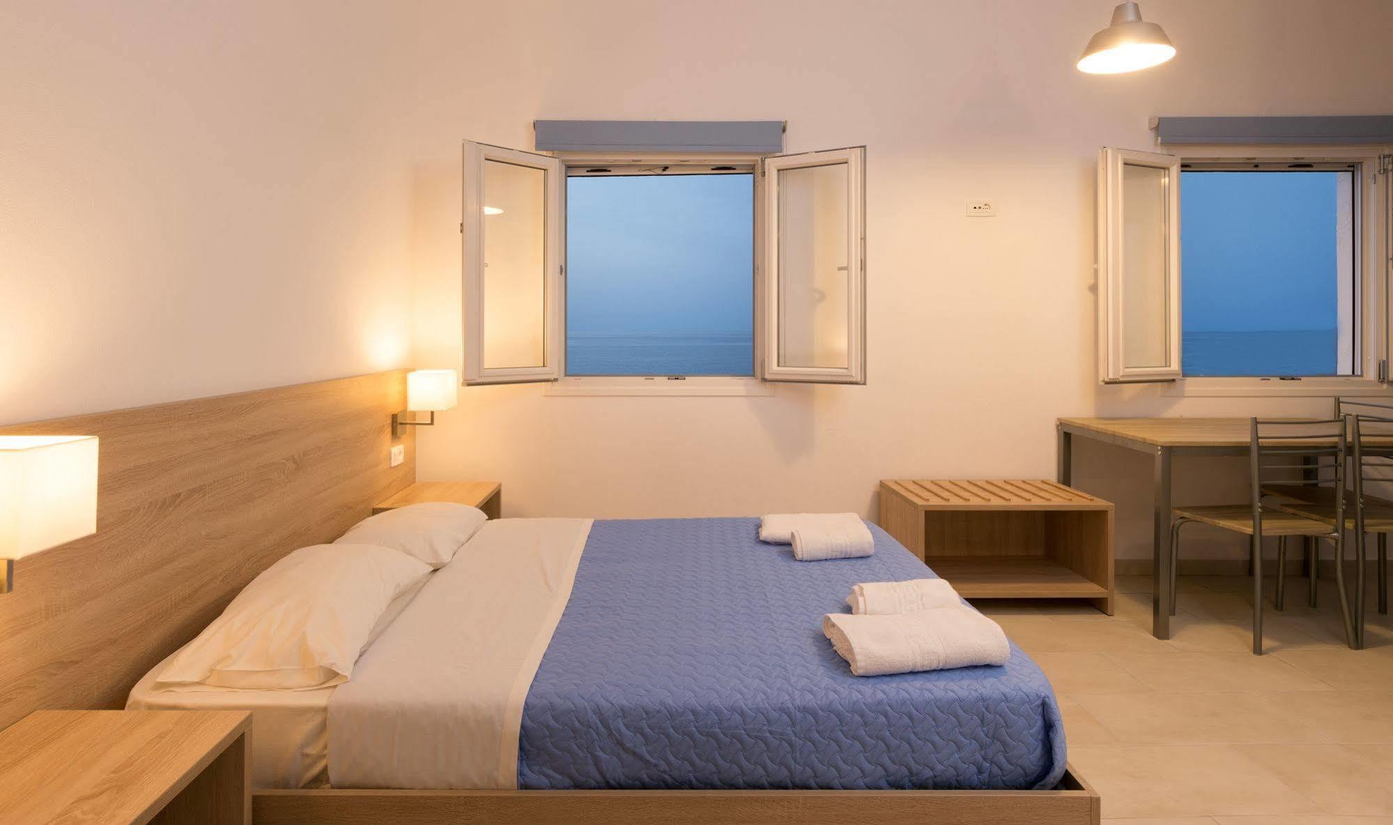 Socrates Apartmens & Restaurant มิลาโตส ภายนอก รูปภาพ